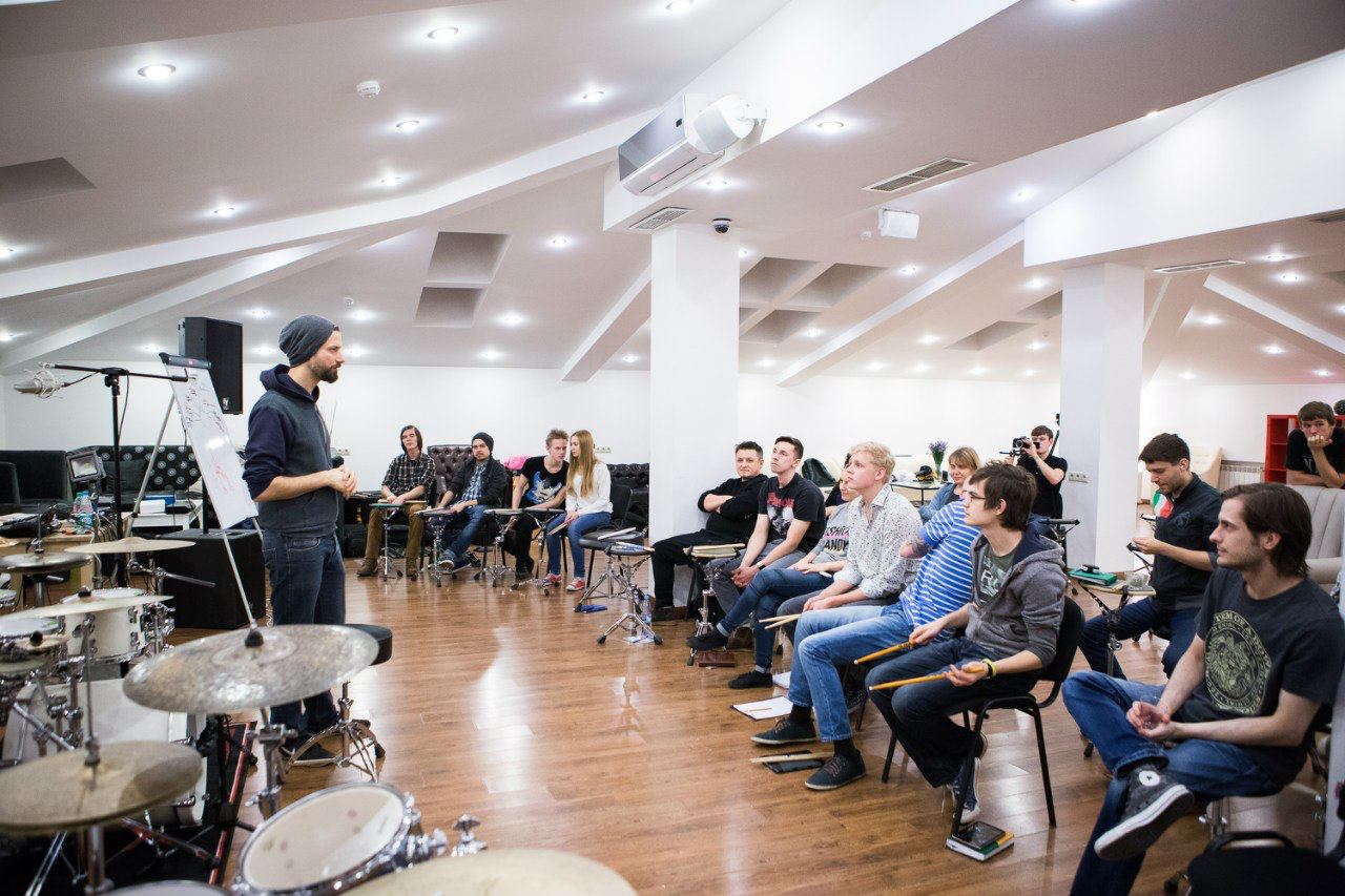 Преподаватель и ученики за барабанами в зале Drumschool